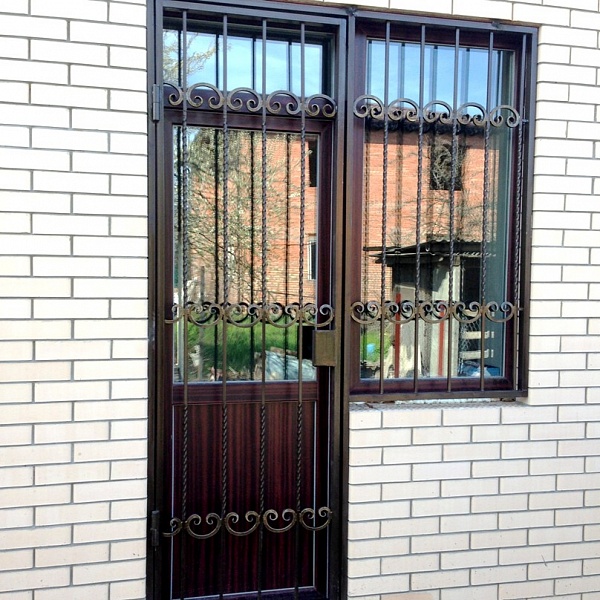 Кованые двери с окном. Модель-7