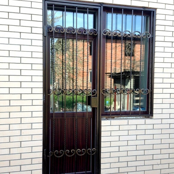 Кованые двери с окном. Модель-11