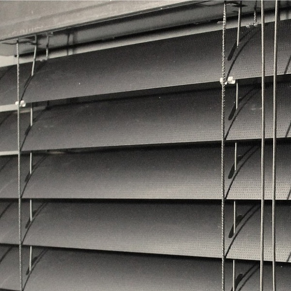Жалюзи горизонтальные алюминиевые 50 мм, цвет темно-серый металлик перфорация