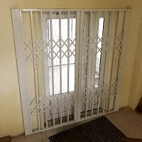Раздвижная решетка на дверь металлическая (гармошка). Модель-8